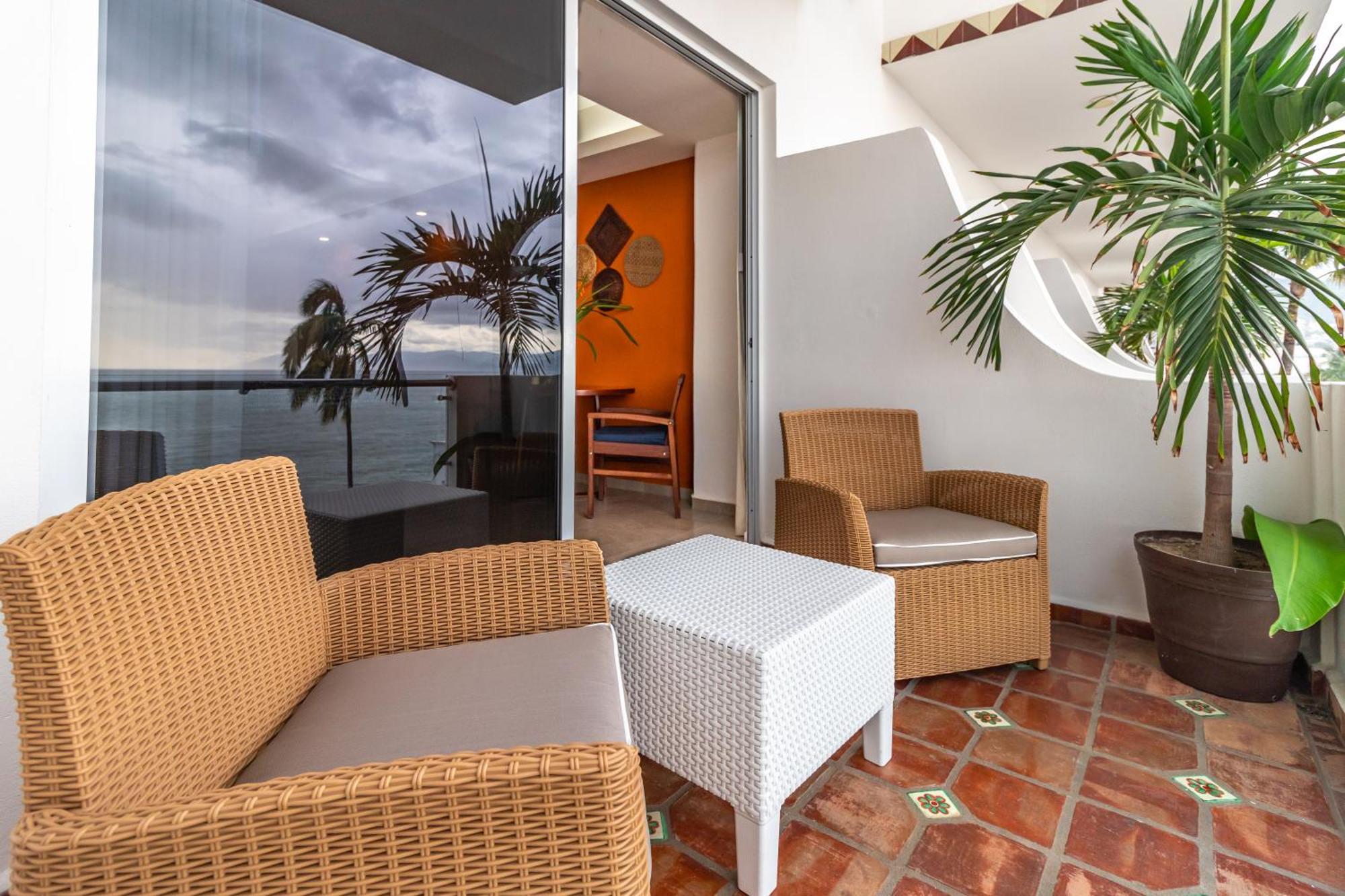 The Paramar Beachfront Boutique Hotel With Breakfast Included - Downtown Malecon Пуэрто-Вальярта Экстерьер фото