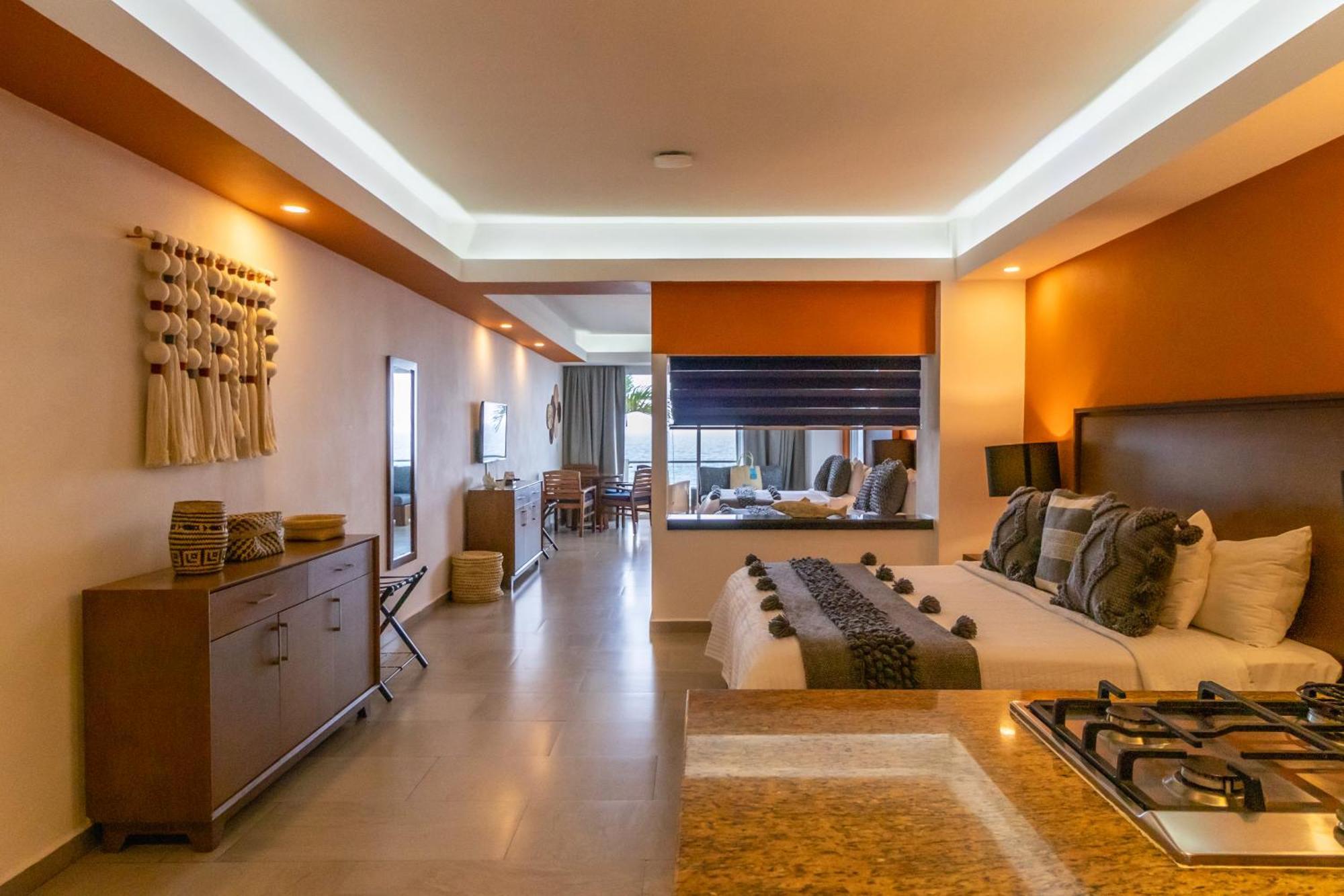 The Paramar Beachfront Boutique Hotel With Breakfast Included - Downtown Malecon Пуэрто-Вальярта Экстерьер фото